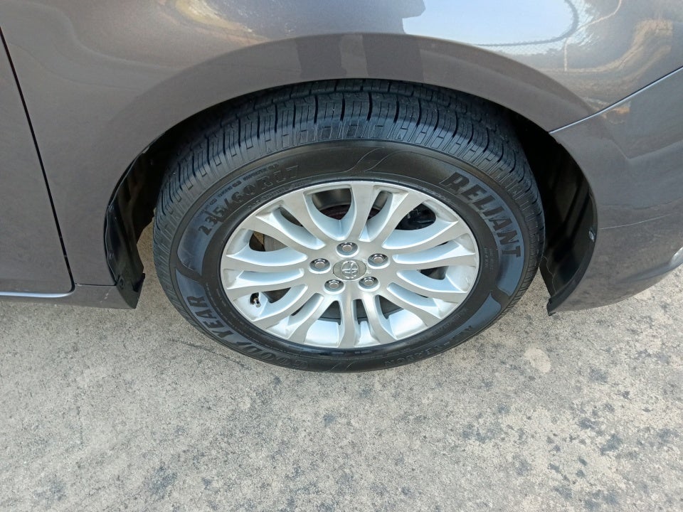 2014 Toyota Sienna XLE V6 8 Passenger