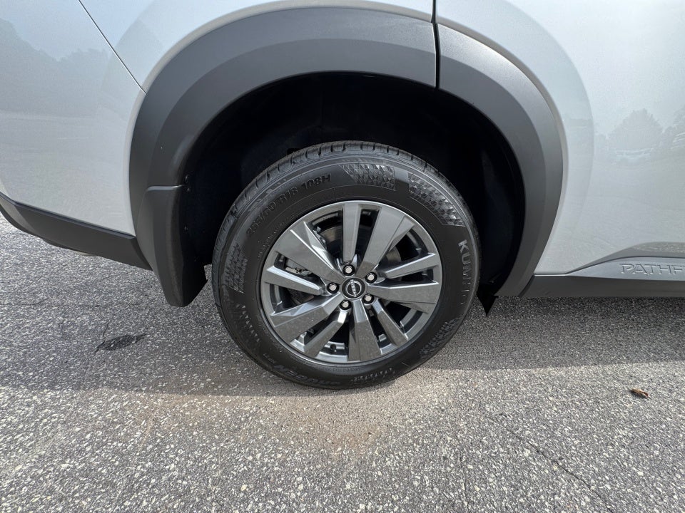 2025 Nissan Pathfinder SV 4WD