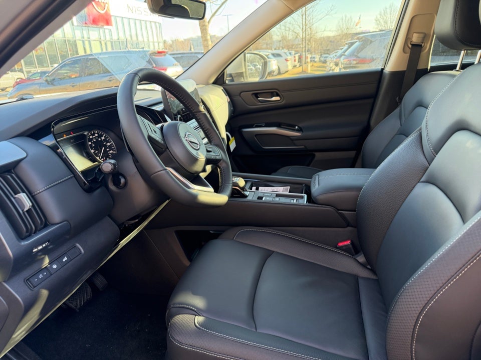 2025 Nissan Pathfinder SL FWD