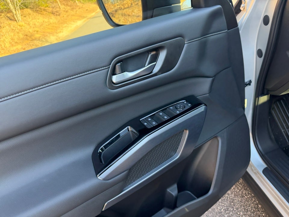 2025 Nissan Pathfinder SL FWD