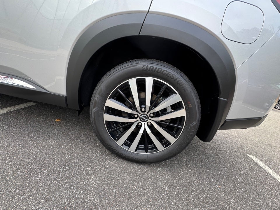 2025 Nissan Pathfinder Platinum FWD