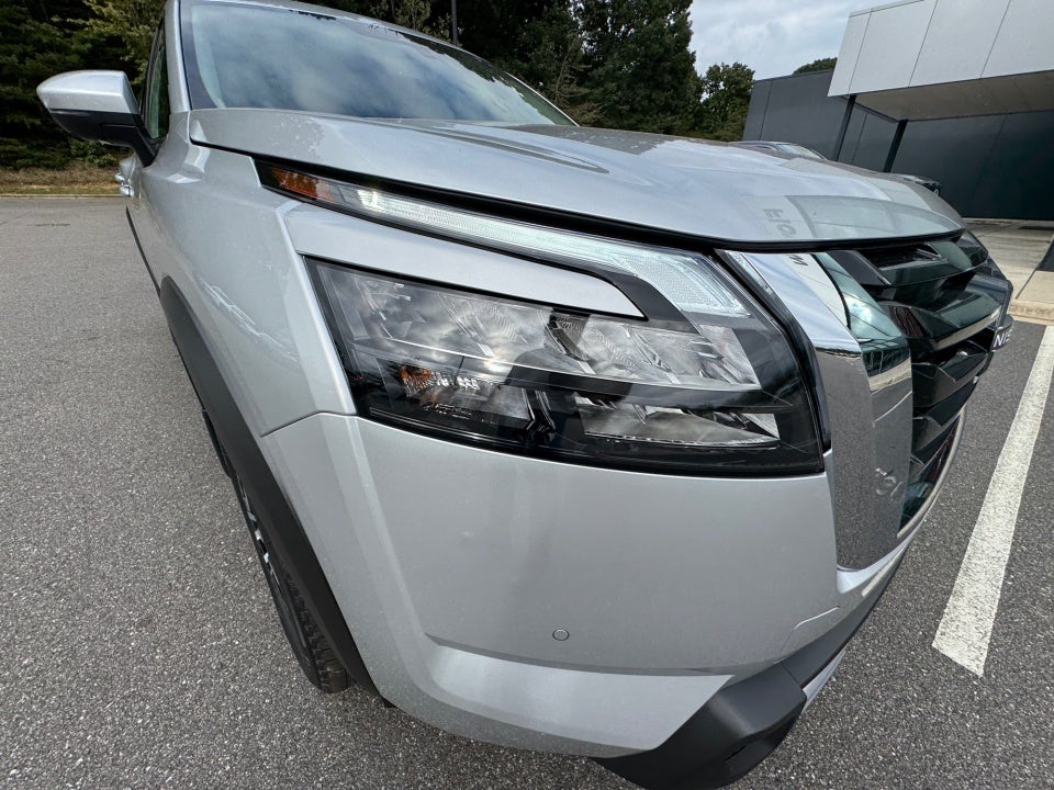 2025 Nissan Pathfinder Platinum FWD