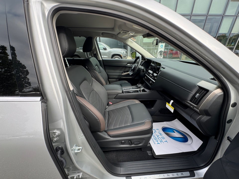 2025 Nissan Pathfinder Platinum FWD