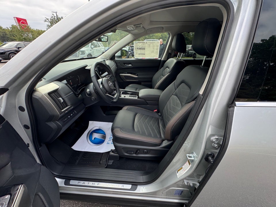 2025 Nissan Pathfinder Platinum FWD