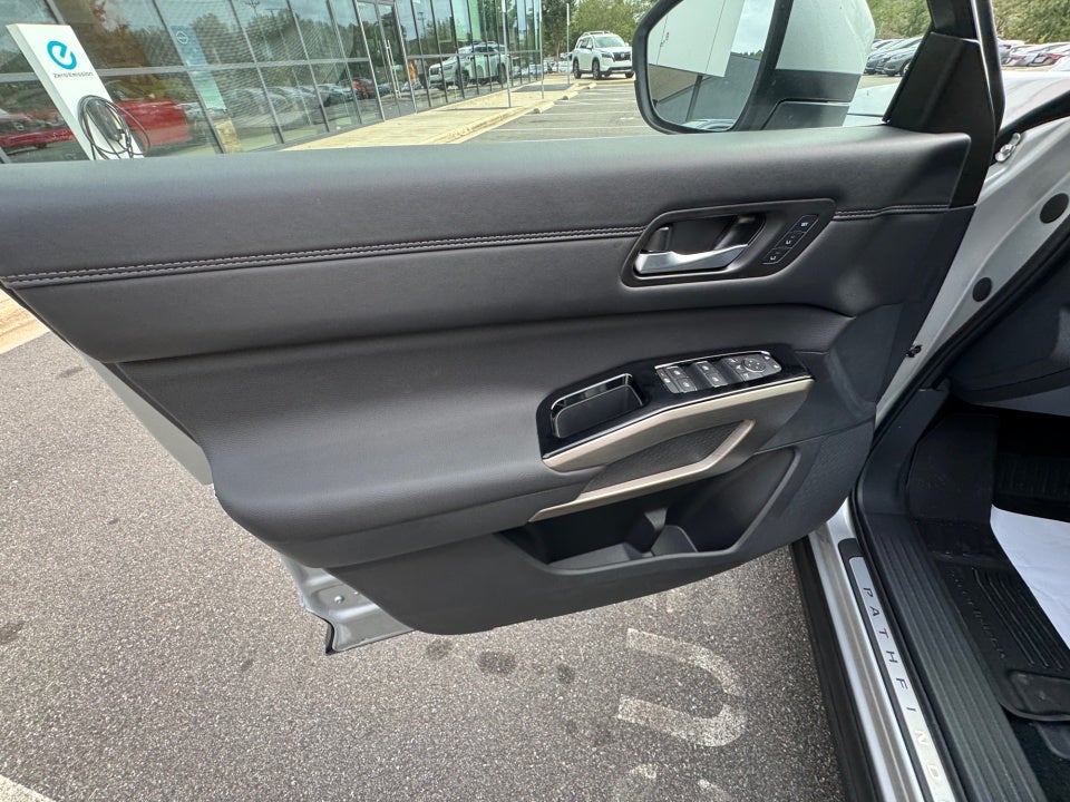 2025 Nissan Pathfinder Platinum FWD