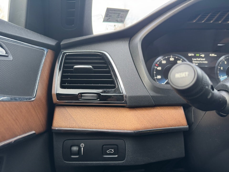 2022 Volvo XC90 T6 Momentum 7 Passenger