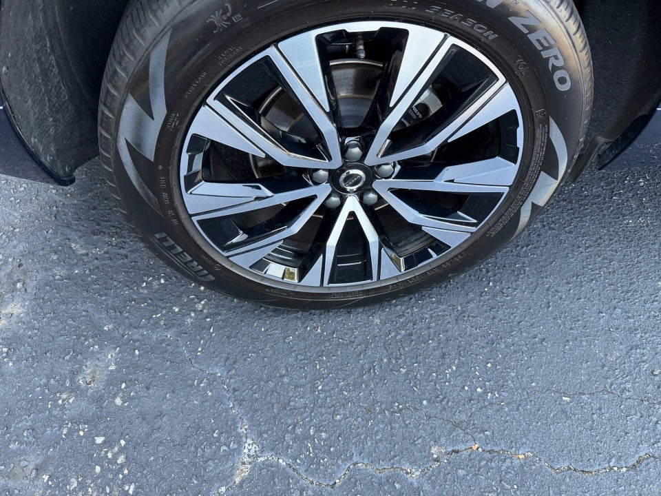 2024 Volvo XC60 Plus Dark Theme