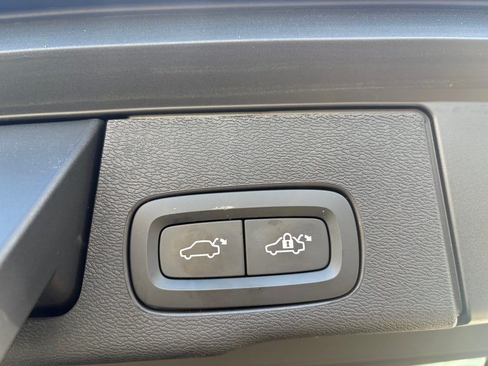 2023 Volvo XC60 B6 Ultimate Dark Theme