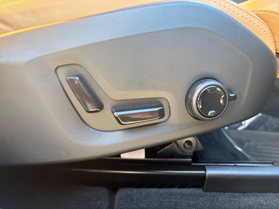 2023 Volvo XC60 B6 Ultimate Dark Theme