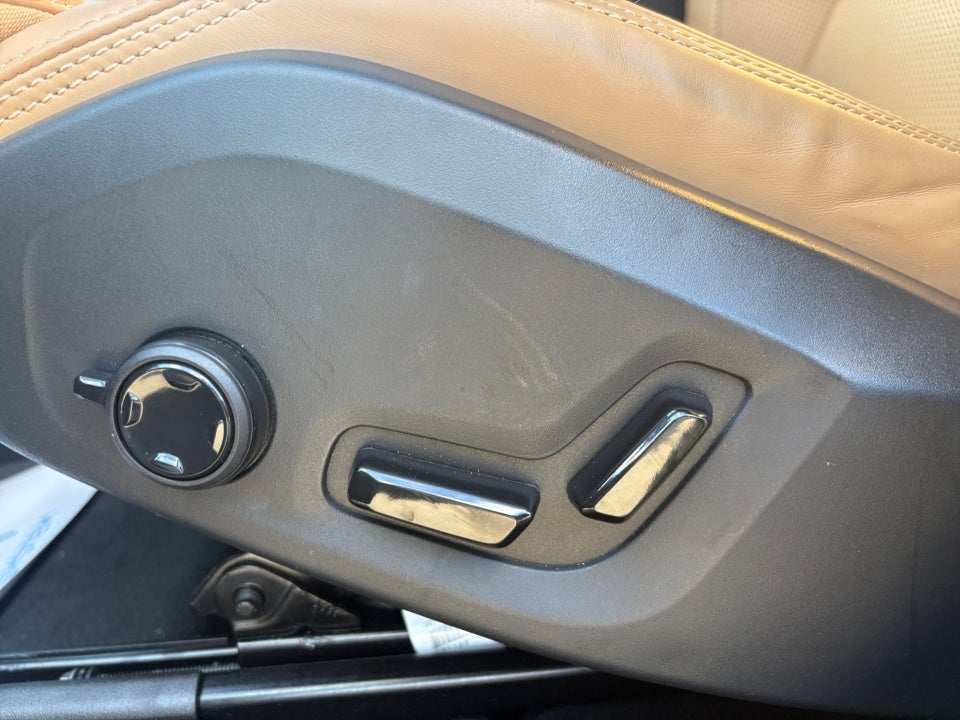 2023 Volvo XC60 B6 Ultimate Dark Theme