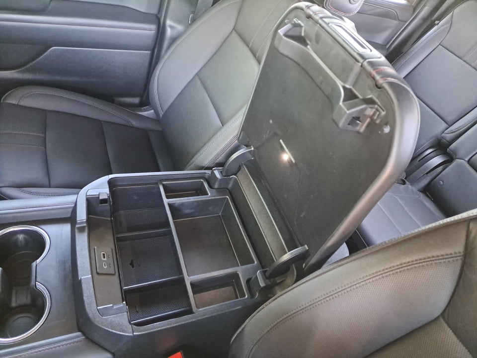 2023 Chevrolet Suburban 4WD RST