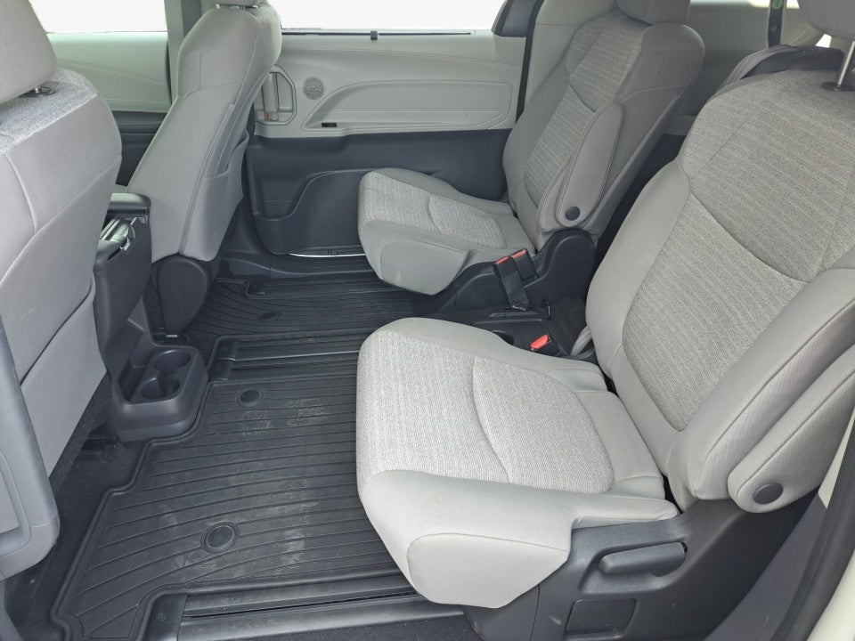 2022 Toyota Sienna LE