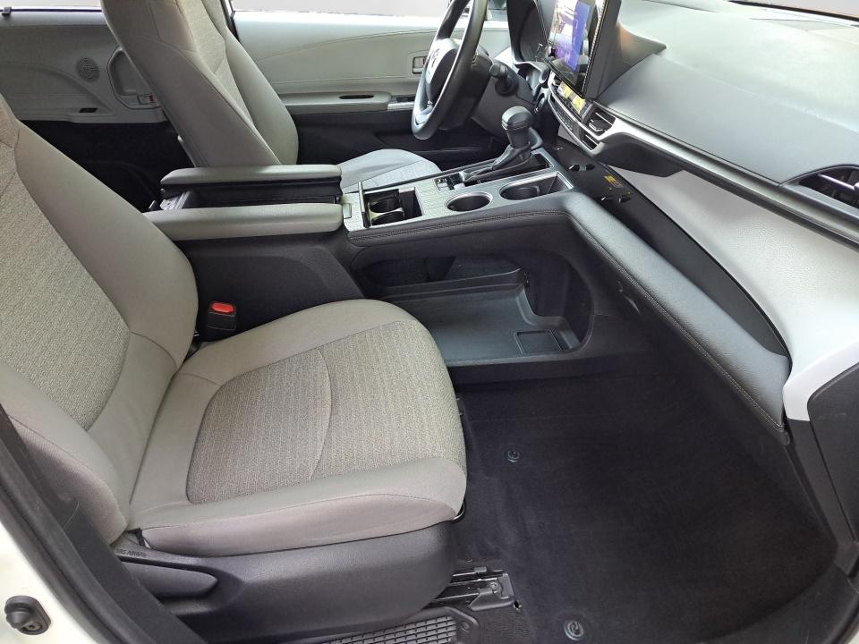 2025 Toyota Sienna LE