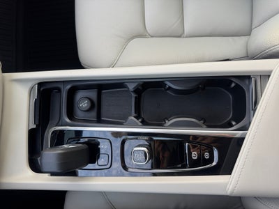 2023 Volvo XC60 Recharge Plug-In Hybrid T8 Plus Bright Theme