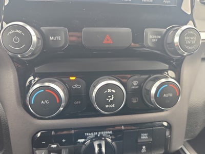 2022 RAM 1500 Big Horn Crew Cab 4x4 5'7" Box