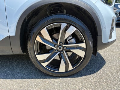 2025 Volvo XC40 B5 Ultra Bright Theme